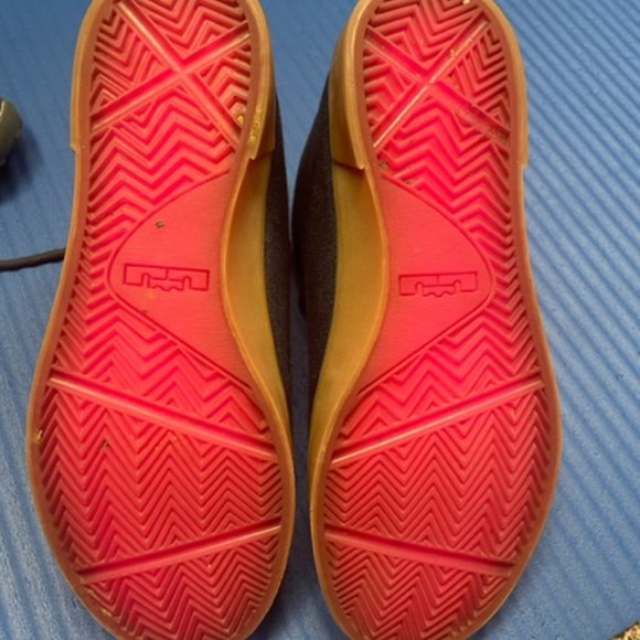 Nike LeBron James - Picture 4 of 6